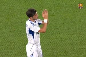 致敬老队长！罗贝托被换下，巴萨球迷为他送上掌声