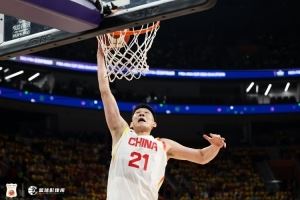 胡金秋：兄弟们做到了 终于拼到了四强 完成了一个目标