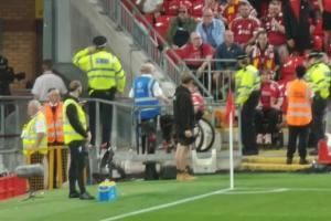 正义执行！球迷拍到种族歧视塞梅诺的轮椅球迷，被警察当众驱逐