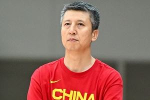 媒体人：中国男篮太局限于上线了 罚球线少个策应人找后门