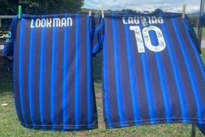 米体：国米训练场外有人卖卢克曼印字的盗版球衣