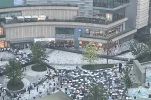 风雨无阻！成都突降暴雨 球迷仍冒雨在詹姆斯中国行活动现场等候