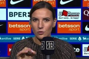 现场记者：齐沃很有趣，他会提前喊该接球的球员，还会喊球员绰号