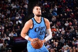 为所欲为！祖巴茨半场8中7高效拿下15分5板2助 罚球4中1略显尴尬