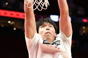 媒体人：能经受嘲笑&继续前行方能掌控世界 没想到瀚森这么快应验