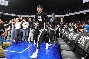 媒体人：曾凡博昨天赛后没拿行李 据说会先回北京解决签证问题