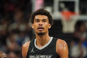 征服客场！名记：文班亚马罚球时 独行侠主场球迷对其喊MVP