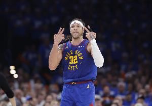 掘记调侃：听说这场比赛里有一方有世界最佳球员和投手 是戈登吗