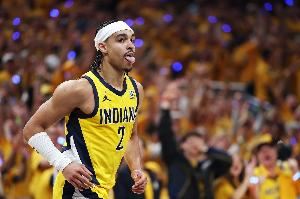 步行者官方：内姆哈德因左肩酸痛提前退赛 本场比赛不会回归