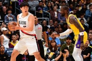 明天西部第三VS第四！ESPN预测胜率：背靠背的湖人47% 开拓者53%