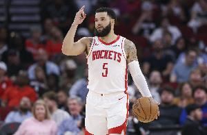 解说：比赛收官阶段难免让火箭思念范弗里特 他们进攻依然滞涩