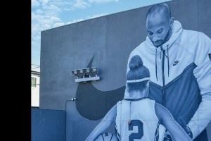 湖人官方晒瓦妮莎新书!此书内容为纪念科比&Gigi壁画及背后故事